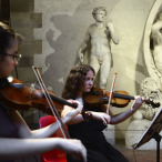 La sezione archi dell'Orchestra da Camera Fiorentina